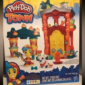 Play Doh Town Firehouse 
New In Box
Very Fast Shipping